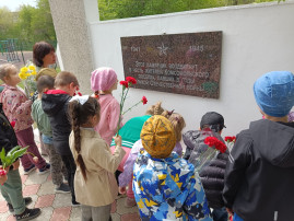 Возложение цветов к памятнику жителям Комсомольского поселка, павшим в годы Великой Отечественной войны Возложение цветов к памятнику жителям Комсомольского поселка, павшим в годы Великой Отечественной войны.
